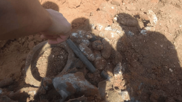 מצבור של עשרות רימוני יד וכדורים