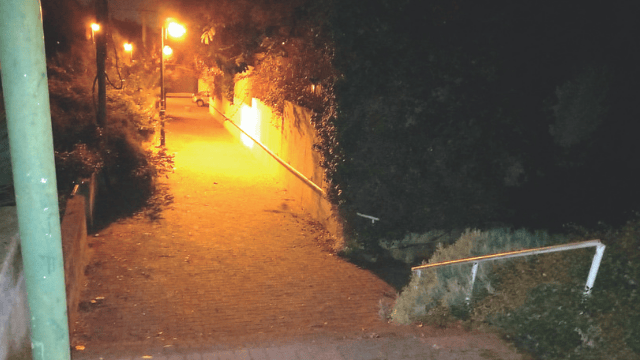 הסמטה בה הותקף הנער. "מצאתי אותו רועד ובוכה" 