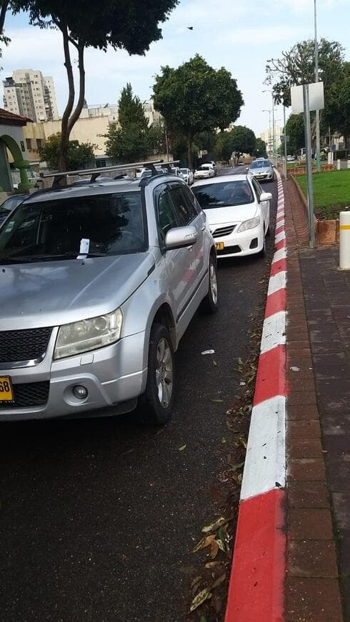 מדרכה אדום לבן רחוב מנחם בגין פתח תקוה