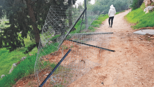 הגדר שניזוקה. התושבים: "פגיעה בזכותנו לצאת אל הטבע" הגדר שניזוקה. התושבים: "פגיעה בזכותנו לצאת אל הטבע"