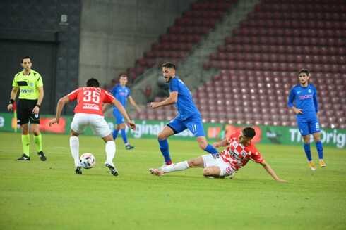 שגיב יחזקאל (במרכז) מול דדיה ובאריירו. בקרוב הם ישחקו יחד