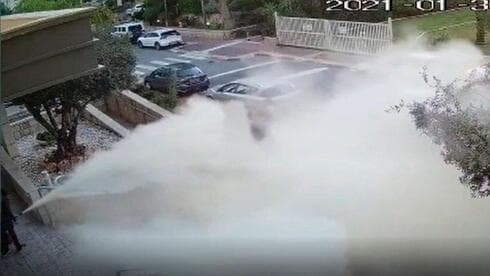 בני הנוער מתיזים חומר כיבוי