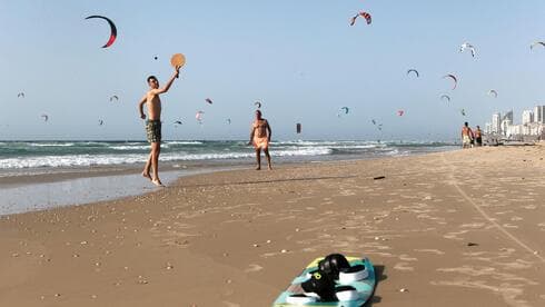 סערה בים. חוף ראשון לציון