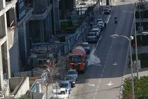 משאית מזרימה מלט לכביש