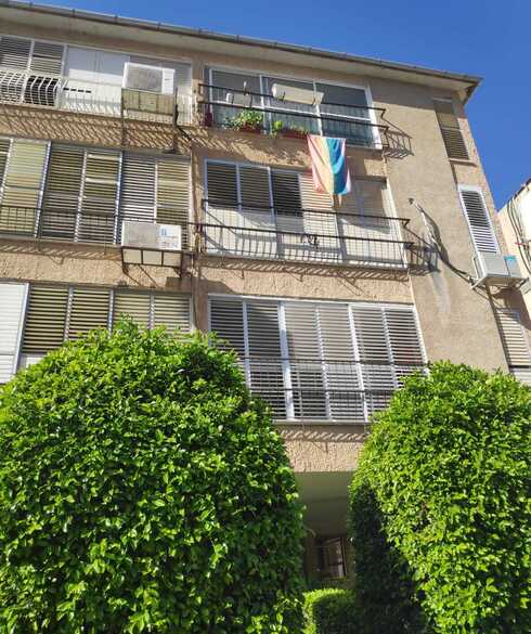 "תמוה ומקומם". הדגל בחלון הדירה