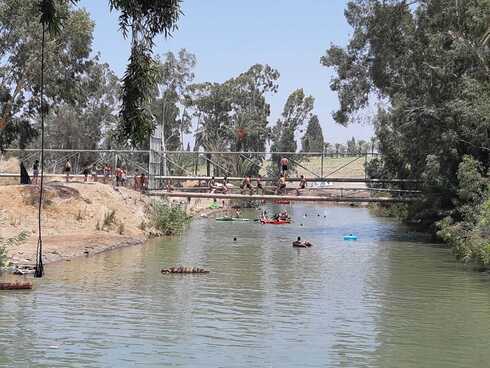 נערים קופצים מהגשר