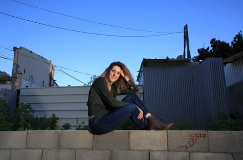 לירון הרשקוביץ, שהתקף פסיכוטי גרם לאשפוזה במחלקה סגורה, שיקמה בהדרגה את חייה ונותנת כוח לאנשים שמתמודדים עם קשיים דומים (צילום: ריאן) לירון הרשקוביץ, שהתקף פסיכוטי גרם לאשפוזה במחלקה סגורה, שיקמה בהדרגה את חייה ונותנת כוח לאנשים שמתמודדים עם קושי דומהלירון הרשקוביץ, שהתקף פסיכוטי גרם לאשפוזה במחלקה סגורה, שיקמה בהדרגה את חייה ונותנת כוח לאנשים שמתמודדים עם קושי דומה