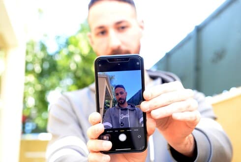 כוכב הרשת עידן טלמור מראשון לציון נלחם בפייק ניוז וקורא לצעירים להתחסן (צילום: קובי קואנקס) כוכב הרשת עידן טלמור מראשון לציון נלחם בפייק ניוז וקורא לצעירים להתחסן