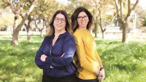 האחיות חגואל, קרן ושירי. "עניין הפוליטיקה המקומית והפעילות הציבורית תמיד היה חשוב לנו" (אוראל כהן) האחיות חגואל, קרן ושירי. "עניין הפוליטיקה המקומית והפעילות הציבורית תמיד היה חשוב לנו"