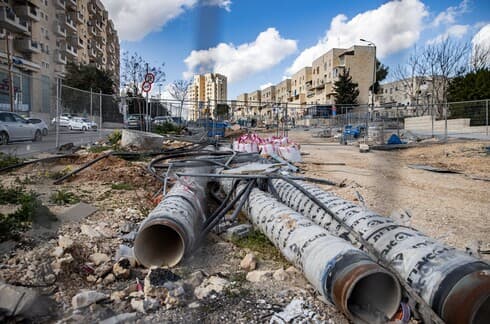 כבר שנה וחצי מתלוננים תושבי גילה על שיבושים חוזרים בחשמל, באינטרנט ובמים, שנגרמים לדבריהם מעבודות התשתית של הרכבת הקלה (צילום: אלכס קולומויסקי) כבר שנה וחצי מתלוננים תושבי גילה על שיבושים חוזרים בחשמל, באינטרנט ובמים, שנגרמים לדבריהם מעבודות התשתית של הרכבת הקלה