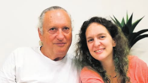 עינת כהן עם אביה אריה. מדברת איתו כמעט מדי יום 