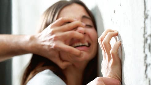 הצעירה הוכתה באגרופן ונשדדה