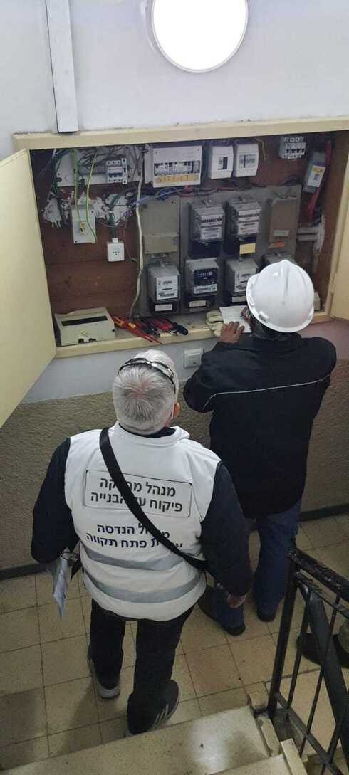 ניתוק חשמל דירות מפוצלות פתח תקוה (צילום: דוברות עיריית פתח תקוה) ניתוק חשמל דירות מפוצלות פתח תקוה