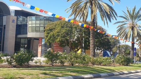 רחובות חולון מקושטים לכבוד פורים