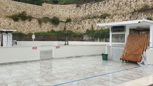 "צורם לעין". מתחם בית הכנסת