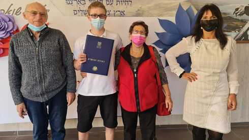 יונתן דוחובני (עם בני משפחתו), תלמיד בית הספר האזורי מגידו