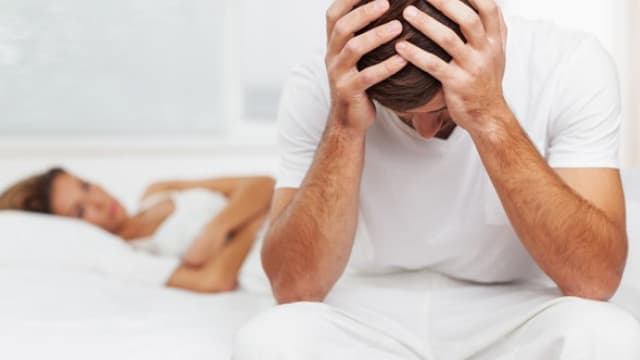 איים שיהרוג אותה באקדח שיש לו במקלט