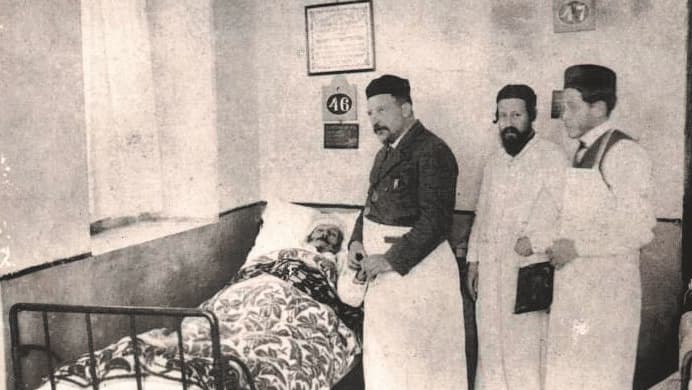 רופא המושבה, הד"ר מזיא ועוזריו לצד מיטת חולה, סוף המאה ה-19 (צילום: אוסף מוזיאון ראשון-לציון) רופא המושבה, הד"ר מזיא ועוזריו לצד מיטת חולה, סוף המאה ה-19