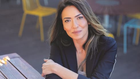 אידית כהן. עצמאית מהיום הראשון שבו קיבלה את התעודה (צילום: אינגה אבשלום. סטיילינג: יעל מימוני. בגדים: glow fashion) אידית כהן. עצמאית מהיום הראשון שבו קיבלה את התעודה