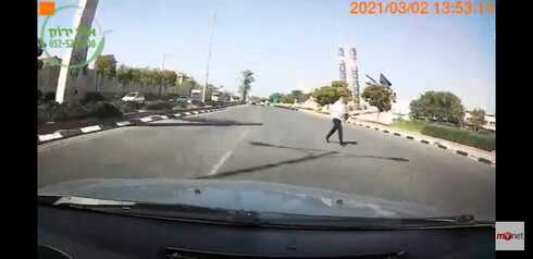 הולך רגל מתפרץ לכביש פתח תקוה הולך רגל מתפרץ לכביש פתח תקוה
