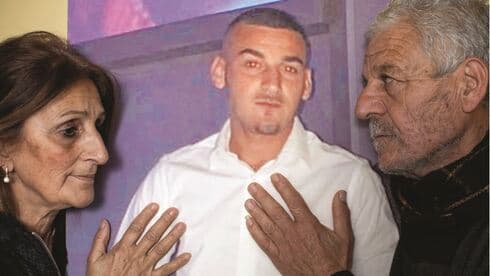 עזרא וגבריאלה בוארון עם תמונת אביב. "נגמרו לנו החיים"