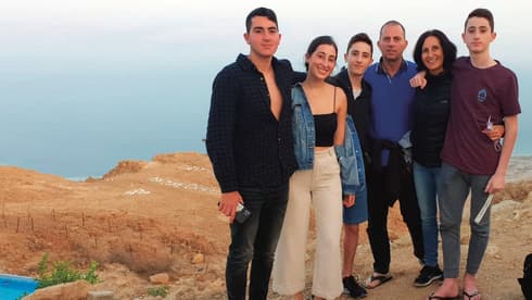 גני גונן עם המשפחה. "אני טוטאלית בניהול המשפחה והקריירה" (צילום: פרטי) גני גונן עם המשפחה. "אני טוטאלית בניהול המשפחה והקריירה"