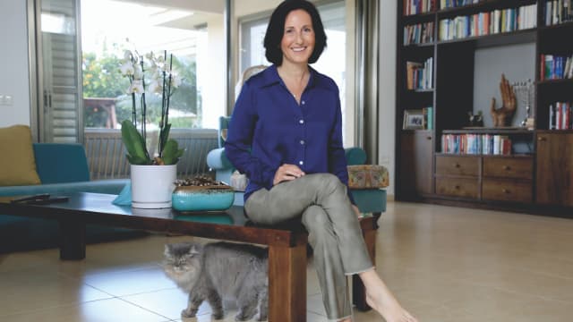 אשרת גני גונן השבוע בביתה. "נשים יכולות לשבור כל תקרת זכוכית אם יאפשרו להן" (צילום: ריאן) אשרת גני גונן השבוע בביתה. "נשים יכולות לשבור כל תקרת זכוכית אם יאפשרו להן"