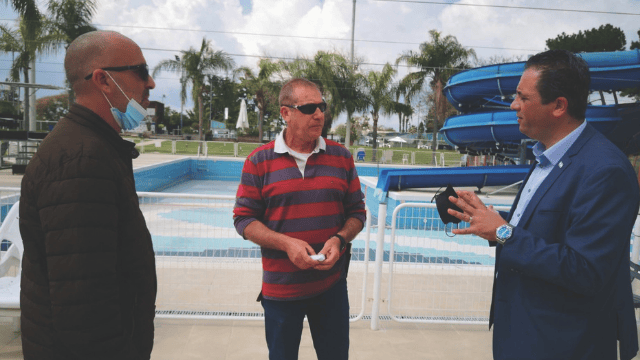 כהן (מימין) עם בעלי העסקים בסיור בשרון כהן (מימין) עם בעלי העסקים בסיור בשרון