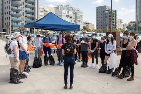 ניקיון החופים בבת ים