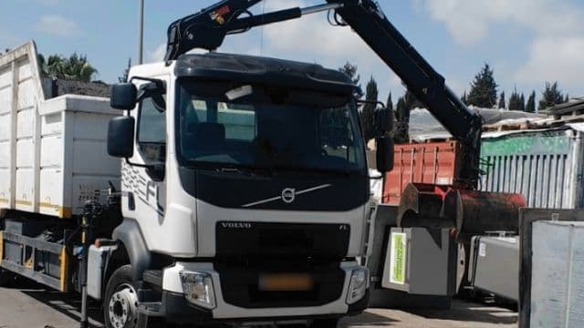 המנוף שפגע בעובד. בני המשפחה נדהמו מתגובת המשטרה (צילום: פרטי) המנוף שפגע בעובד. בני המשפחה נדהמו מתגובת המשטרה