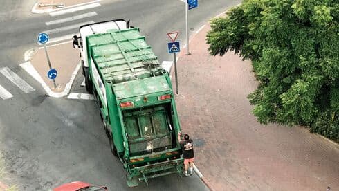 פינוי אשפה. מוקדם מדי בבוקר 