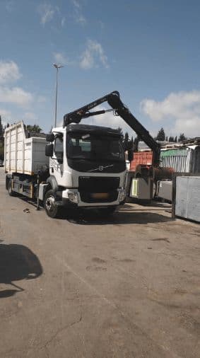המנוף שפגע בעובד. בני המשפחה נדהמו מתגובת המשטרה
