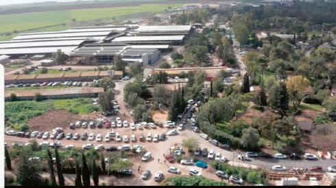 מאות רכבי המטיילים שחנו בתחומי הקיבוץ