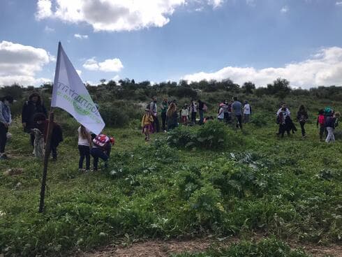 אלפי מטיילים בגבעות הדרומיות