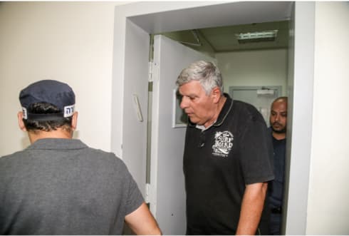 גנדלמן בבית המשפט, לאחר שנעצר