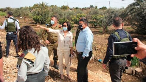 הסיור השבוע בגדר. "שב"חים עוברים כאן כל בוקר"