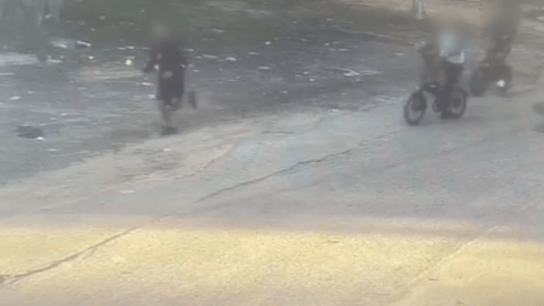 הנערים רודפים אחר חסר הישע בנתניה