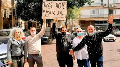 סוחרים בכיכר ויצמן. "לא נישאר כאן"