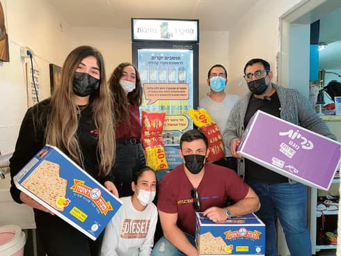 ירון סמימי (מימין) וצוות המקרר החברתי בנתיבות. "הקושי הוא רב והמחסור במשאבים הוא גדול יותר"