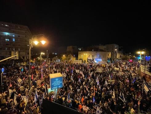 אלפים מפגינים בבלפור