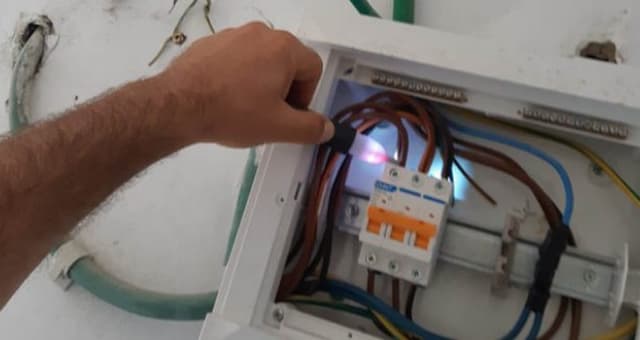 ארון חשמל פיראטי