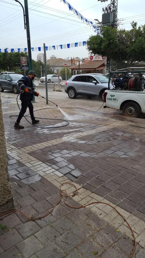 מנקים את רחובות