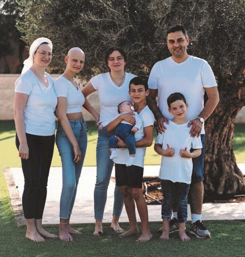 עם המשפחה. "לא בחרנו במחלה הזו, אבל בחרנו בדרך להתמודד איתה"
