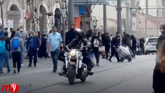 מפקד המחוז, ניצב דורון תורג'מן נוסע על פסי הרכבת ברחוב יפו