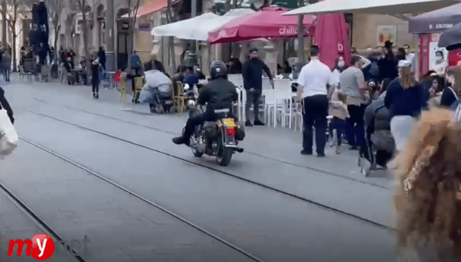 מפקד המחוז, ניצב דורון תורג'מן נוסע על פסי הרכבת ברחוב יפו