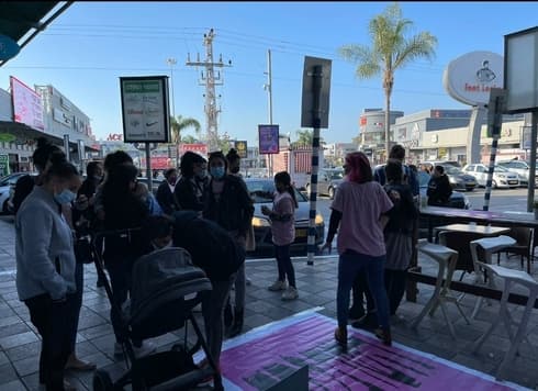 תומכים בשירה ובבית הקפה