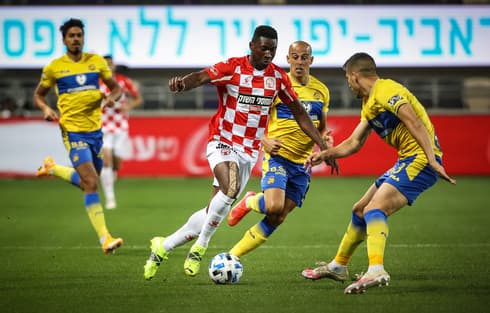 אלטון אקולטסה (משמאל) מול עדן קארצב. פתח בהרכב