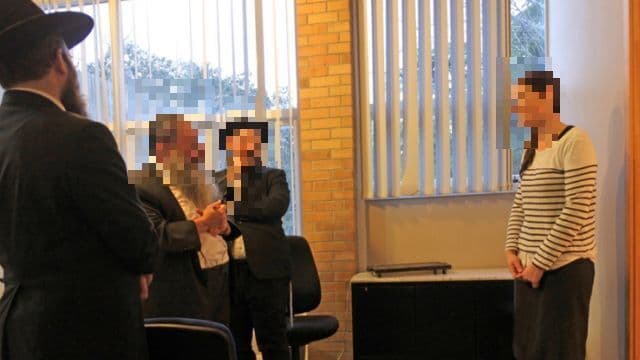 כפתה על הבעל גט באמצעות סרטון לוהט
