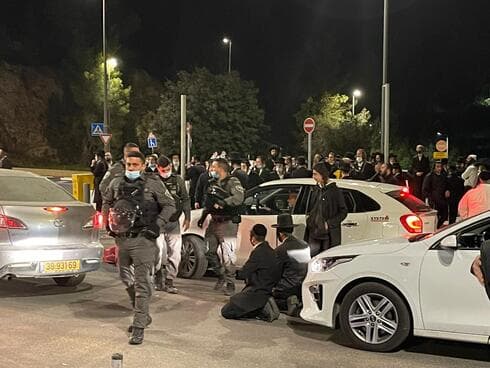 המפגינים מול הכניסה להדסה
