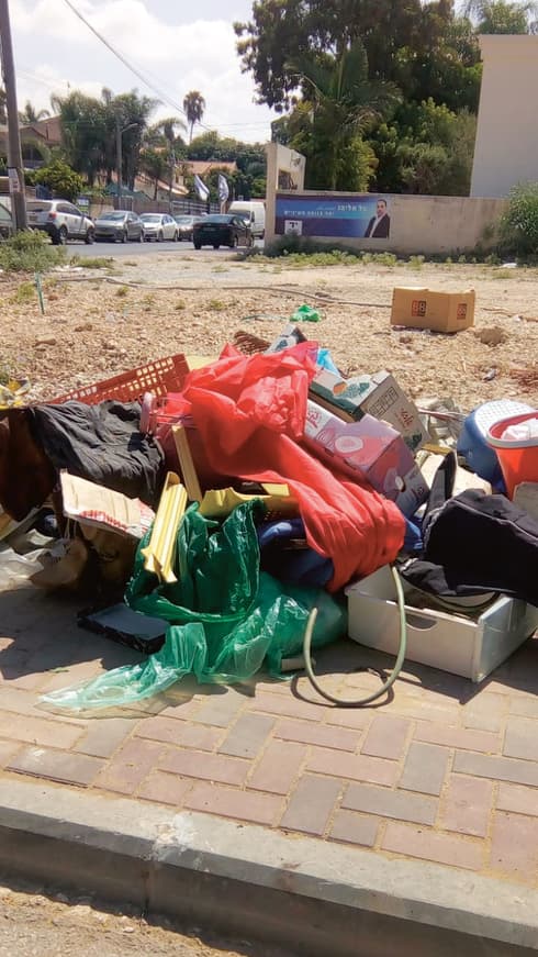 פסולת ברחוב הגפן. צחנה וזבובים